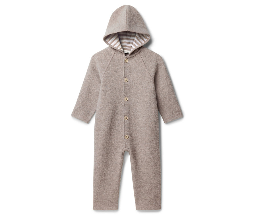 Combinaison en laine beige avec capuche et patte de boutonnage.