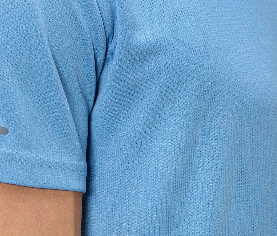 Gros plan d'un t-shirt de sport bleu clair respirant avec une bande réfléchissante sur la manche.