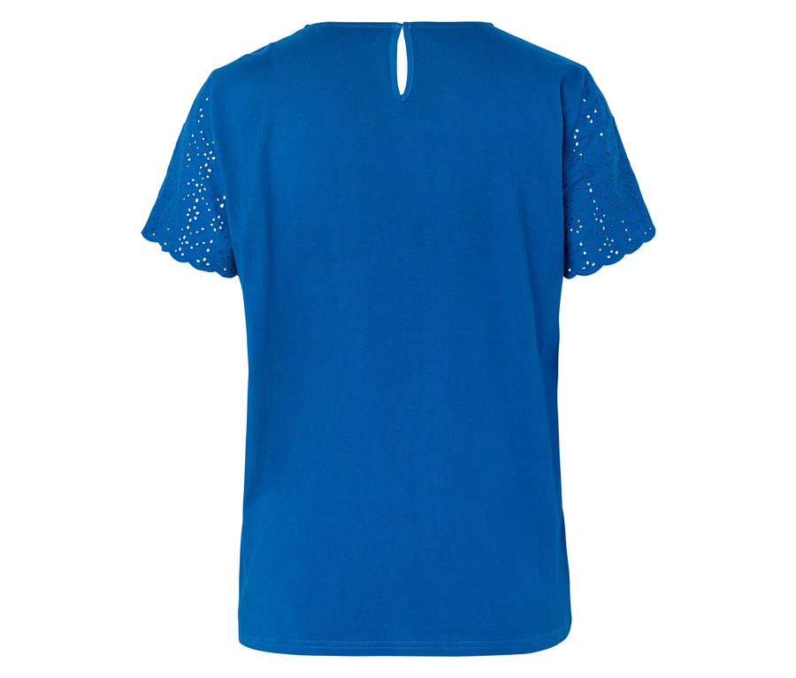 Vue arrière d'un t-shirt bleu cobalt avec broderie anglaise sur les manches.