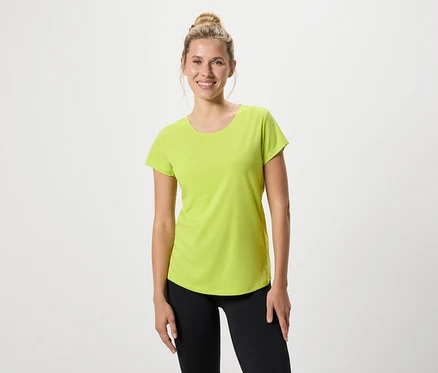 Une femme porte un t-shirt vert clair et un legging noir.