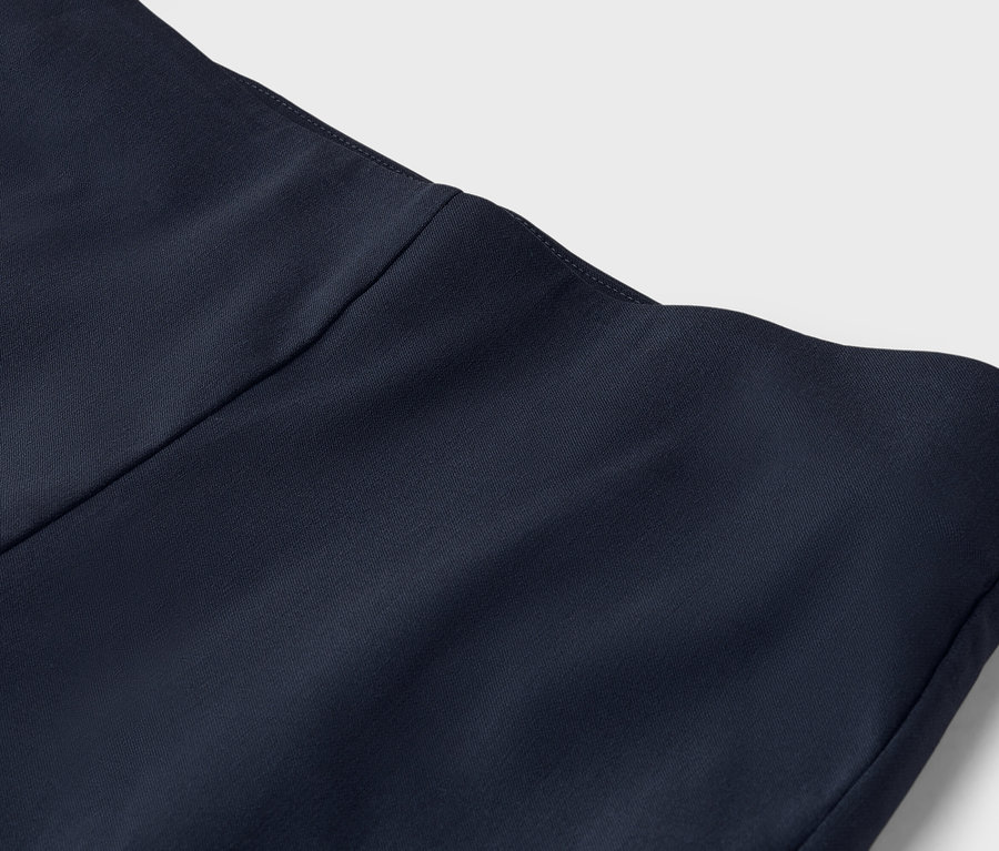 Gros plan sur un tissu bleu marine avec des plis.