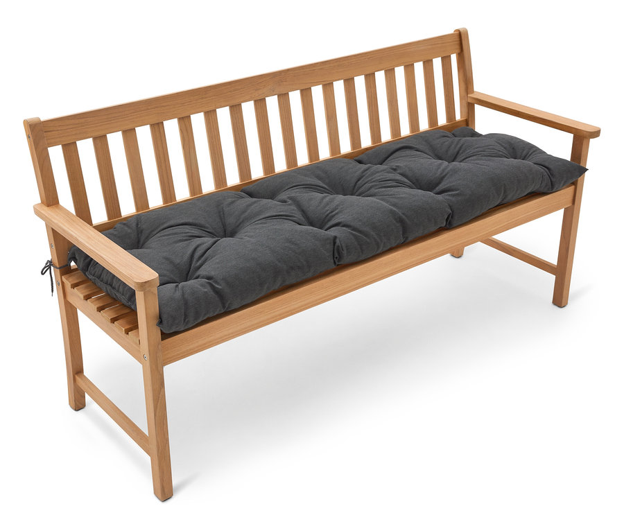 Un banc de jardin en bois marron clair avec un long coussin d'assise gris.