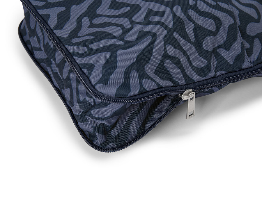 Gros plan d'un sac zippé avec un motif bleu.