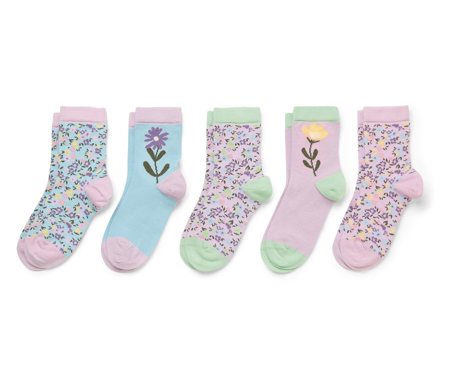 Cinq paires de chaussettes sont alignées. Deux paires sont à motifs floraux, une est bleu clair avec une fleur violette, une est rose avec une fleur jaune.