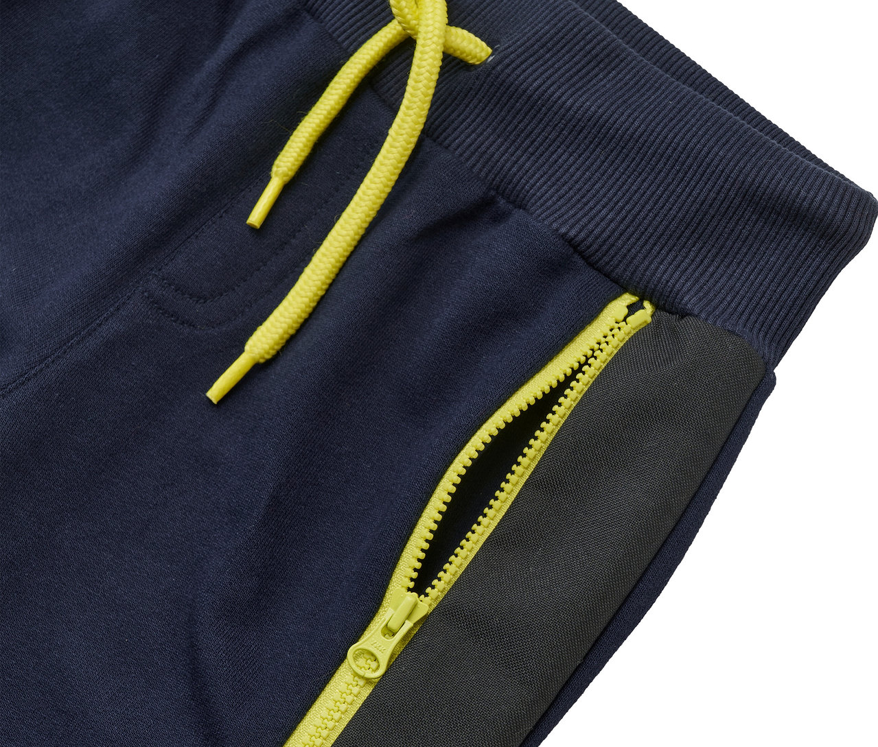 Vue détaillée d'un pantalon de survêtement JAKO-O « robust » bleu marine avec cordon de serrage jaune et détail de fermeture éclair.