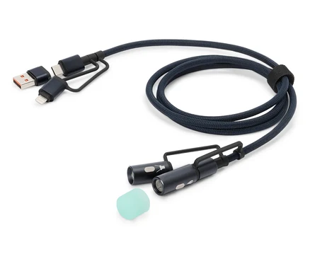 Un câble de charge bleu avec des connecteurs USB, USB-C et Lightning, ainsi que deux petites lumières LED et un embout en silicone, est posé sur un fond blanc.
