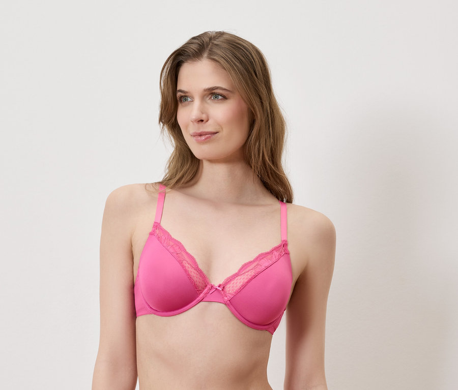 Femme portant un soutien-gorge rose avec de la dentelle.