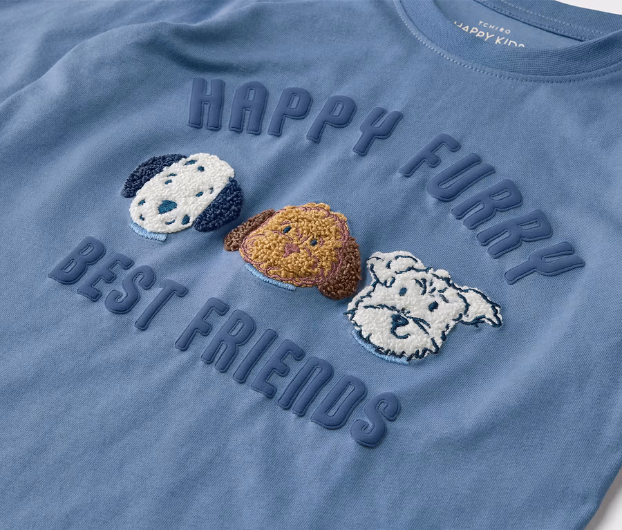 T-shirt bleu à manches longues avec l'inscription « Happy Furry Best Friends » et trois images de chiens brodées.