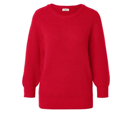 Pull en tricot rouge à col rond.