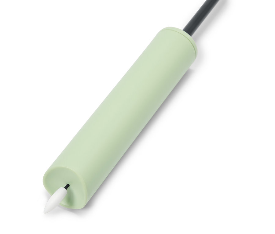 Gros plan d'un stylo vert menthe avec une pointe noire sur un fond blanc.