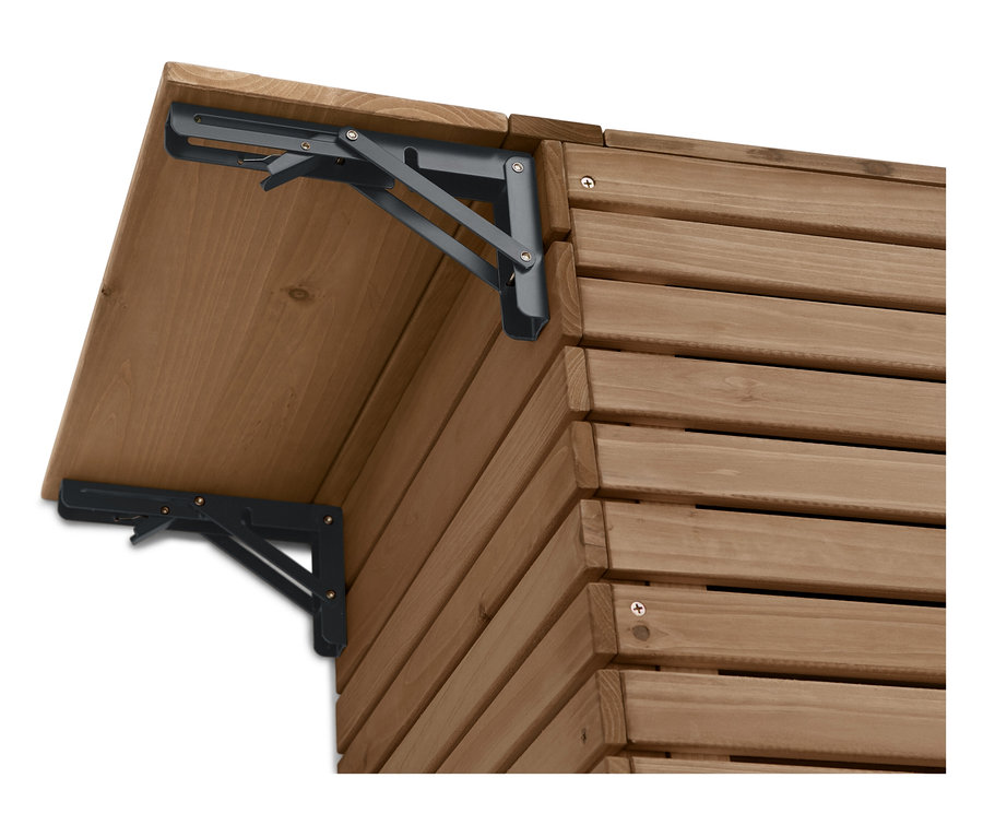 Gros plan d'une cabane en bois avec des supports de table pliants noirs.