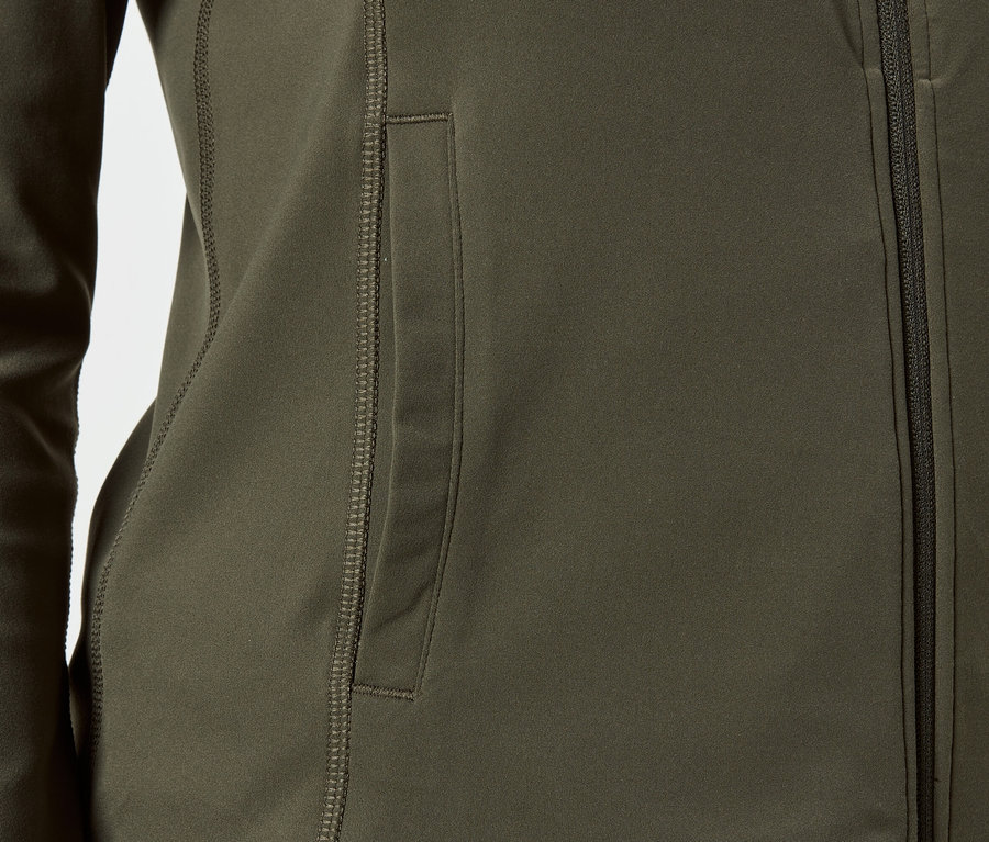 Gros plan d'une veste olive avec fermeture éclair et poche latérale.