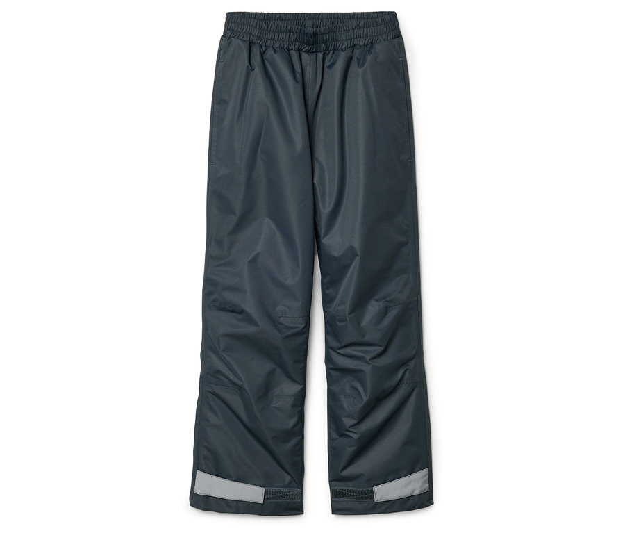 Un pantalon de pluie gris avec une taille élastiquée et des réflecteurs au bas des jambes est posé sur un fond blanc.