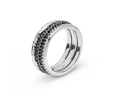 Gros plan d'une bague argentée avec des pierres noires.