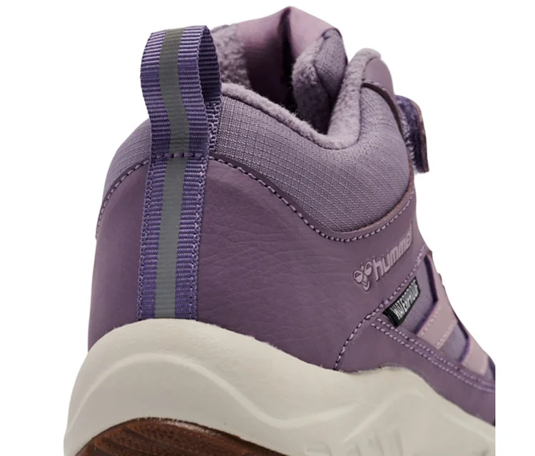 Basket hummel® « Root Tex Jr » violette avec semelle blanche, tirette réfléchissante et étiquette « WATERPROOF » sur le côté.