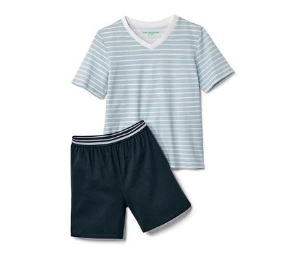 Pyjashort pour enfant avec un t-shirt rayé bleu et blanc et un short bleu foncé.