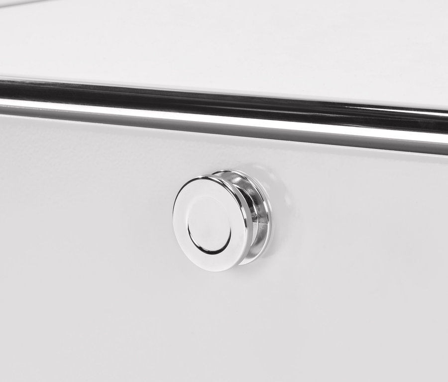 Détail d'un meuble bas en métal blanc « CN3 » avec tiroirs, avec poignée et barre chromées.