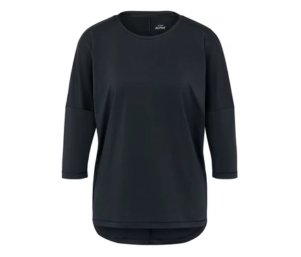 T-shirt noir à manches trois-quarts.