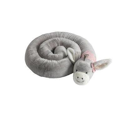 Boudin de porte en peluche gris enroulé en forme d'âne avec un nœud rose autour du cou.
