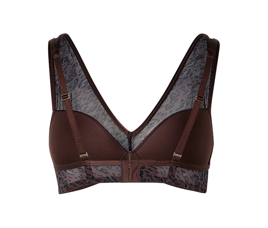 Vue de dos d'un soutien-gorge marron foncé avec des empiècements en maille transparente à motif léopard bleu et noir. Il possède des bretelles marron foncé réglables et une fermeture à agrafes.