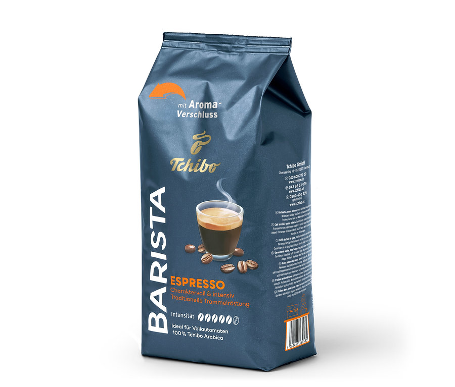 Un paquet de café Tchibo Barista Espresso avec une tasse d'espresso et des grains de café.