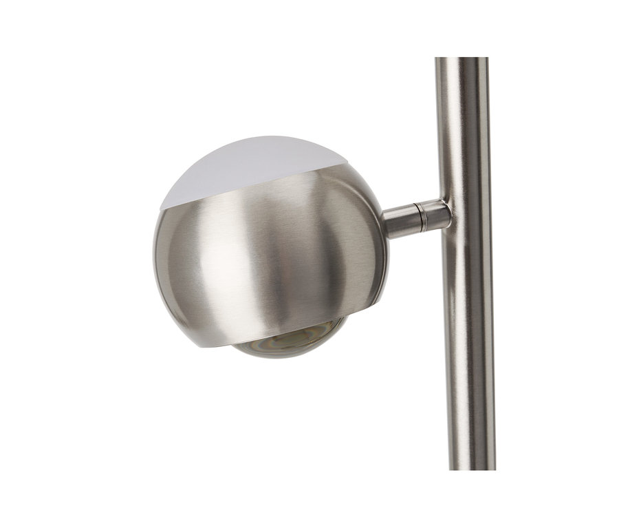 Gros plan d'une tête de lampe moderne avec une base sphérique en métal argenté brossé et un dessus blanc translucide, fixée à un poteau métallique vertical.
