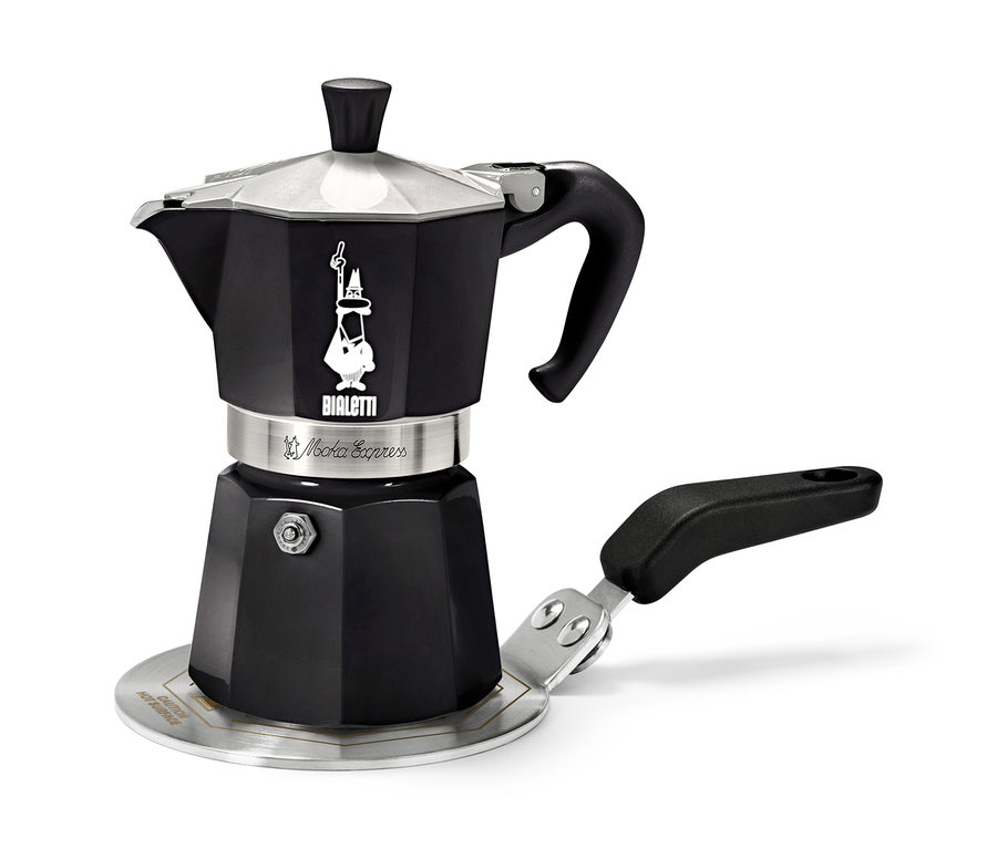 Cafetière italienne noire Bialetti Moka Express sur une plaque de cuisson argentée.