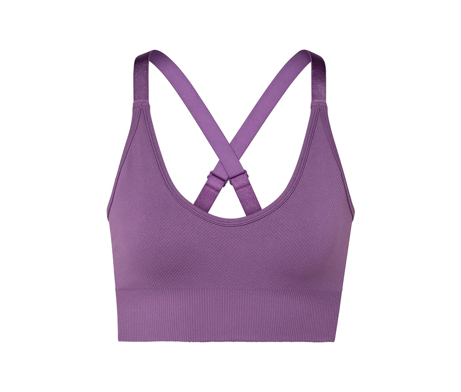 Gros plan d'un soutien-gorge de sport violet avec des bretelles croisées.