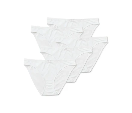 Cinq culottes blanches pour femmes sont posées les unes sur les autres.