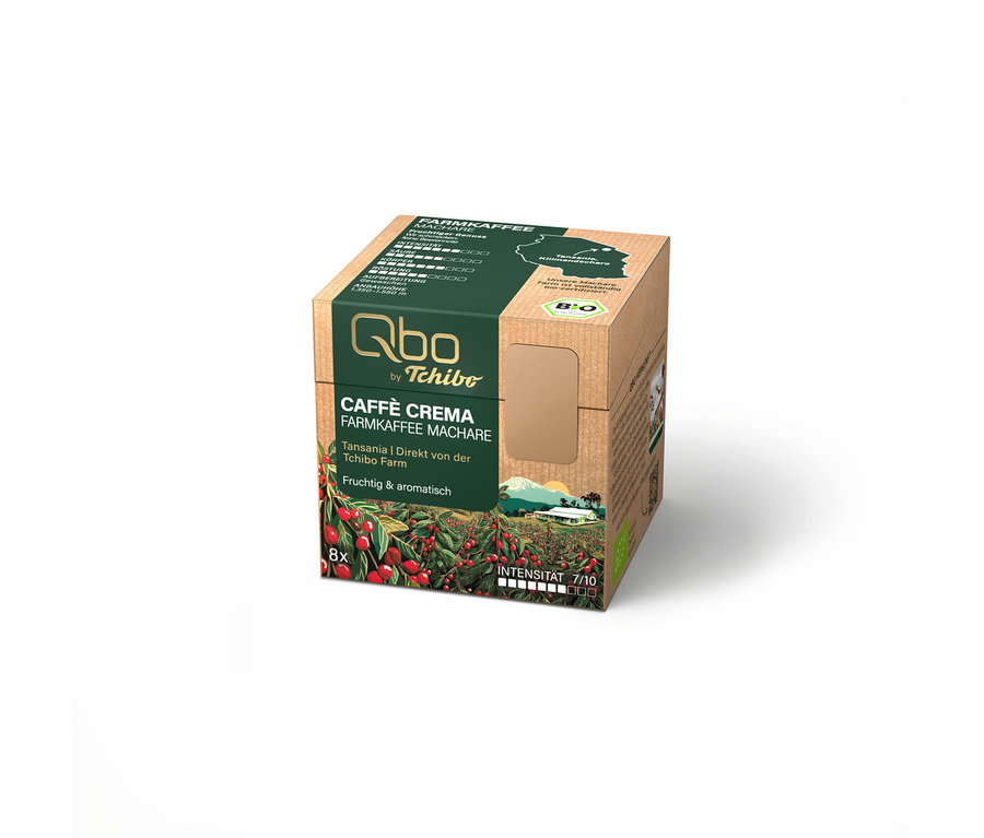 Un paquet de 8 capsules de café Qbo by Tchibo Caffè Crema FARMKAFFEE MACHARE, de couleur marron. Il présente des caféiers, une ferme et des montagnes, décrit comme fruité et aromatique avec une intensité de 7/10, de Tanzanie.