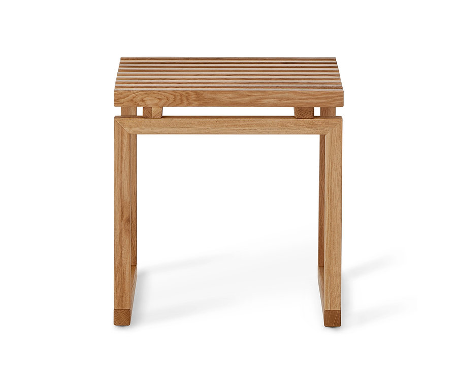 Un tabouret en bois avec une assise à lattes.