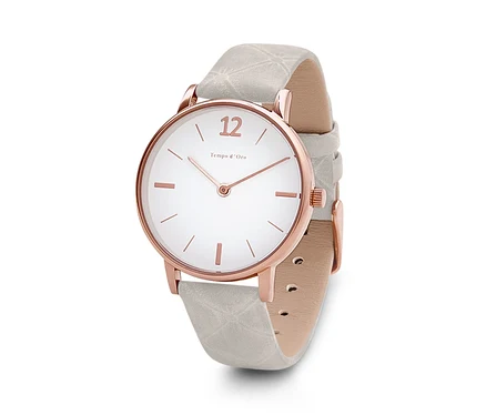 Gros plan sur une montre-bracelet avec un bracelet en cuir, un cadran blanc et un boîtier en or rose.