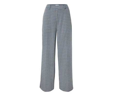 Un pantalon large à carreaux dans les tons de bleu, marron et noir est visible sur un fond blanc.