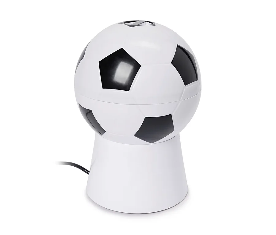 Une lampe en forme de ballon de football repose sur un socle blanc.