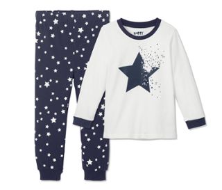 Haut blanc avec motif étoilé<br>Pantalon bleu foncé avec imprimé intégral d’étoiles