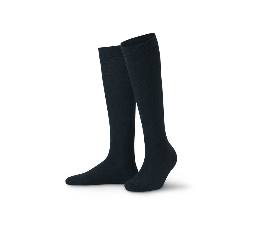 Deux paires de grandes chaussettes noires.