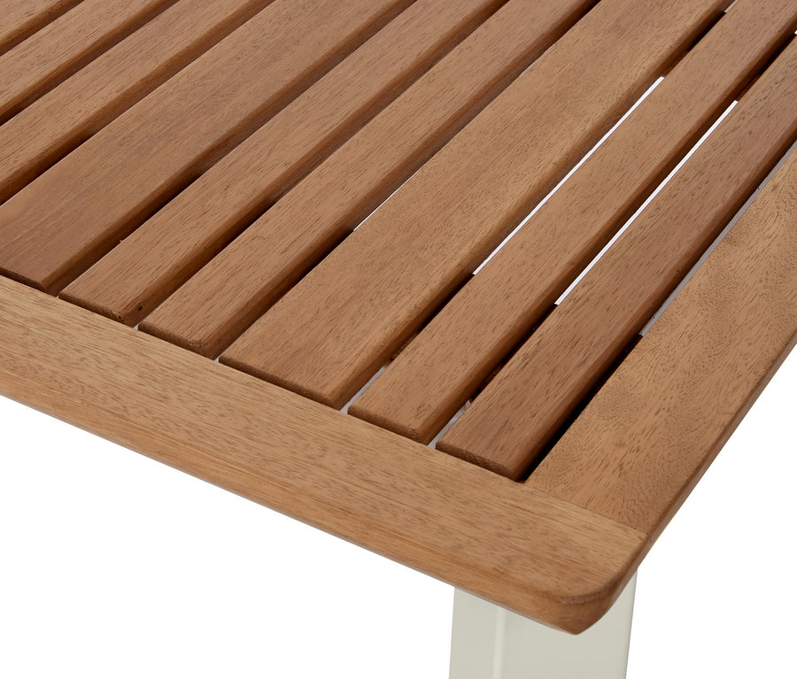 Vue détaillée d'une table à rallonge « Liska » en eucalyptus avec plateau à lattes et pied blanc.