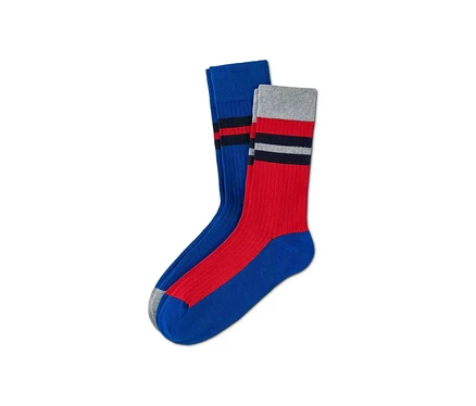 Deux paires de chaussettes en maille côtelée, une bleu et rouge et l'autre rouge et grise.