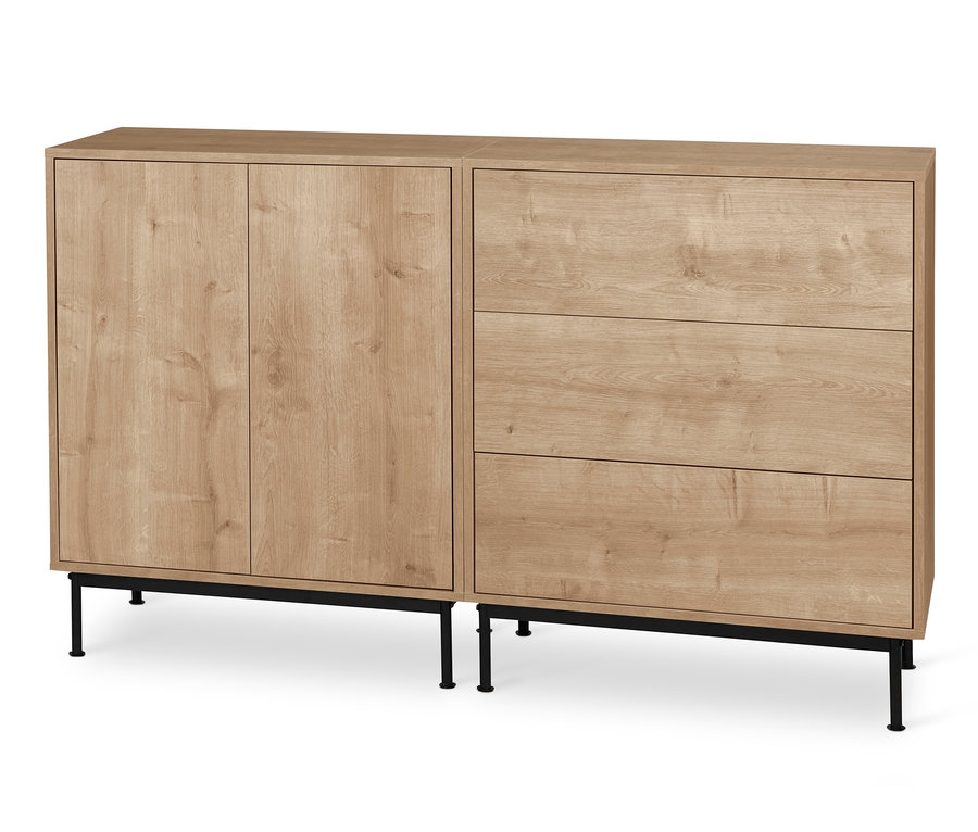 Deux étagères modulables « Flemming » aspect chêne sont placées côte à côte sur des piètements « Flemming » noirs. Un module a deux portes, l'autre trois tiroirs.