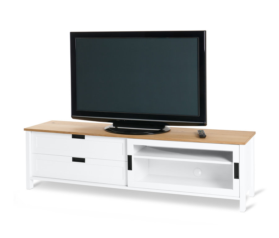 Un téléviseur noir est posé sur un meuble TV bas blanc «Clara» avec un plateau en bois. Une télécommande est posée sur le meuble TV.