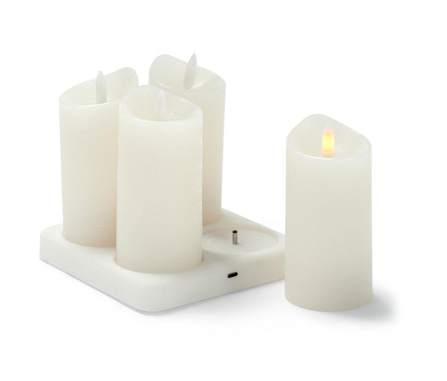 Quatre bougies LED en cire véritable avec batterie et station de recharge.
