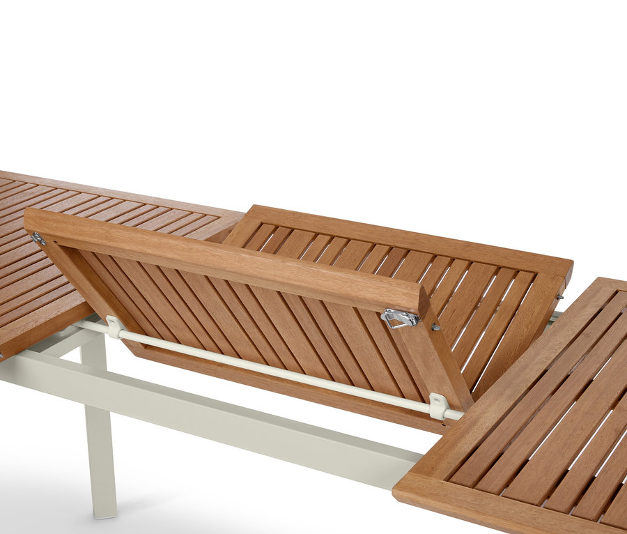 Vue détaillée d'une table à rallonge « Liska » avec plateau en bois et structure métallique.