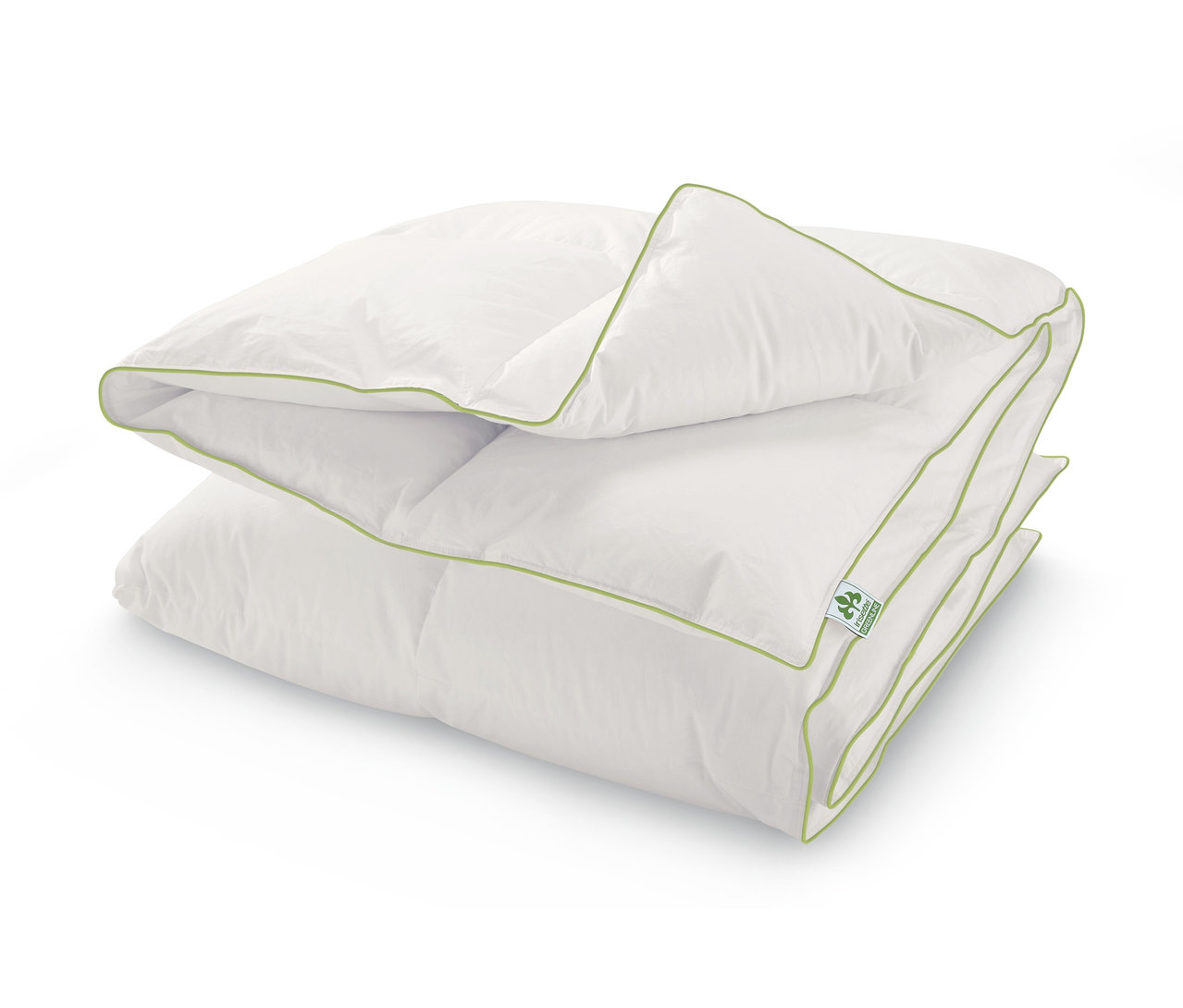 Une couette en duvet à cassettes irisette® greenline blanche pliée avec une bordure verte.