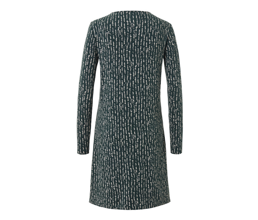 Vue arrière d'une chemise de nuit à manches longues sur fond vert foncé avec un motif blanc.