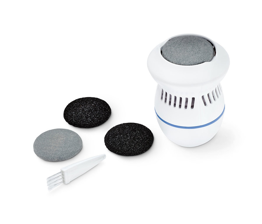 Râpe électrique blanche pour pieds avec fonction d'aspiration et trois accessoires.