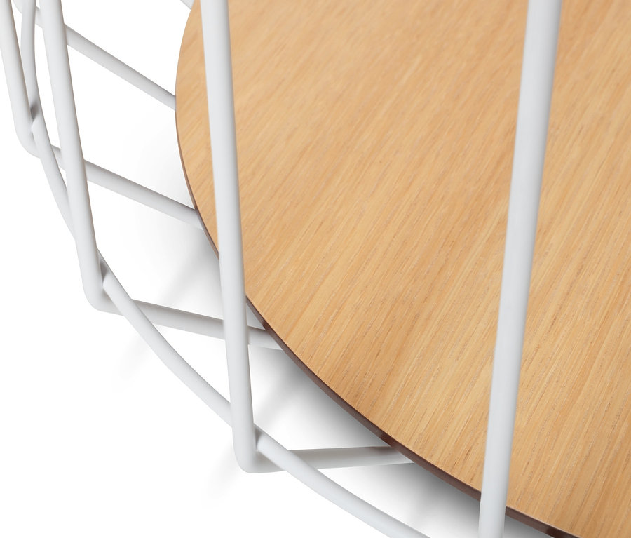 Vue détaillée d'une table de salon avec plateau amovible.