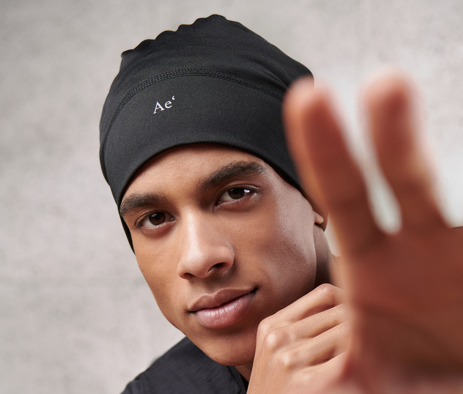 Portrait d'un homme portant un bonnet thermique noir.