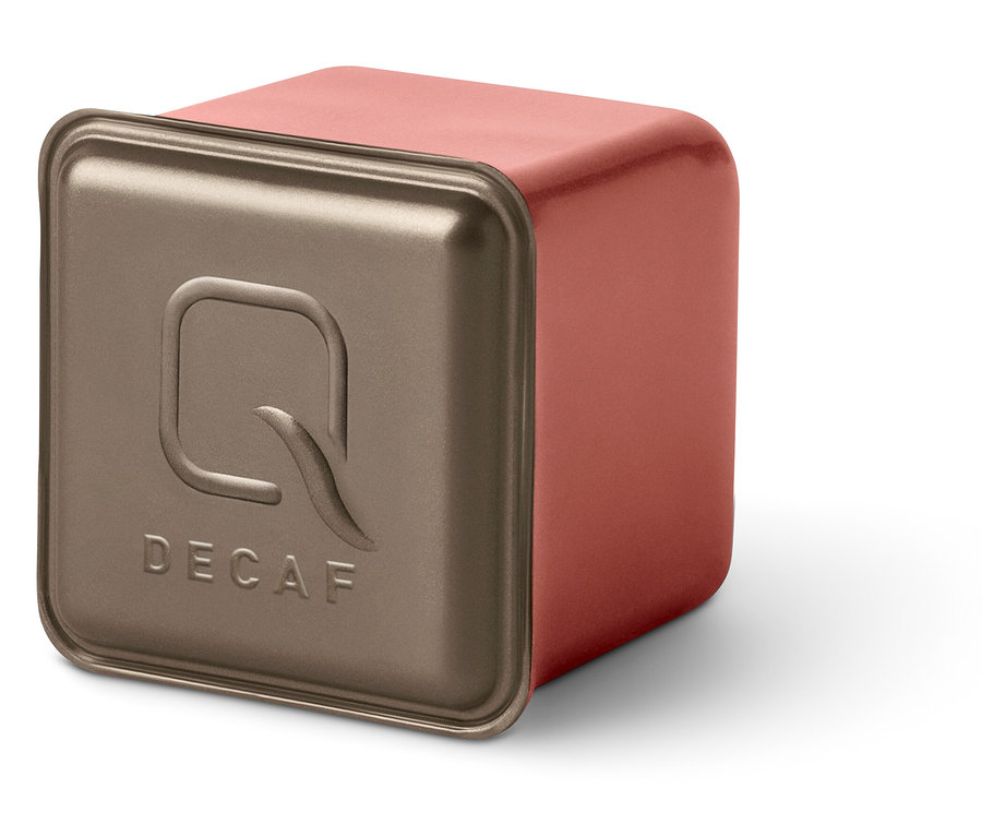 Gros plan sur une capsule Qbo Caffè MENOS CAFEÍNA avec l'inscription DECAF.