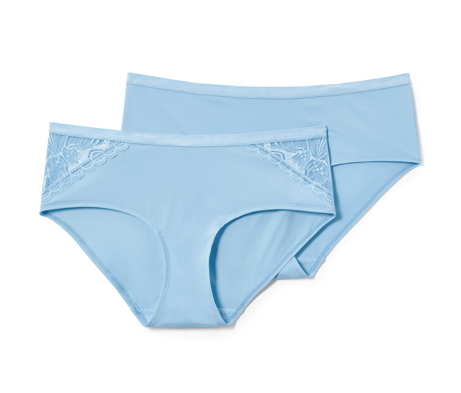 Deux culottes bleu clair.