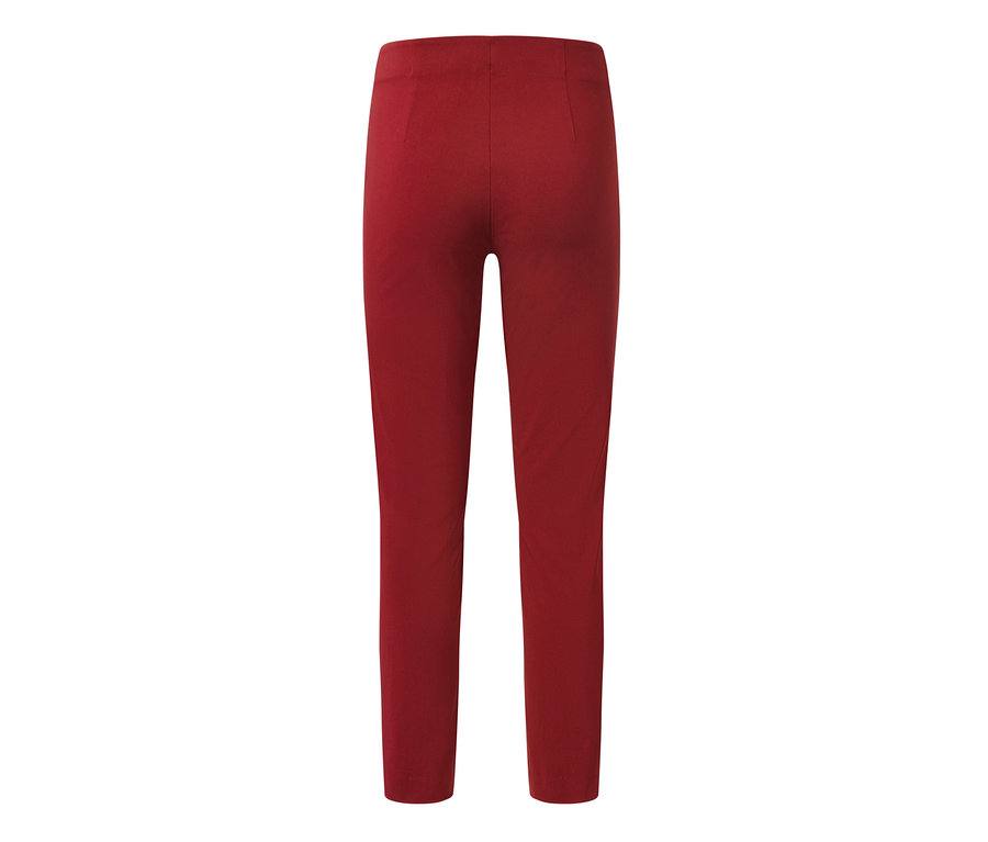 Gros plan sur l'arrière d'un pantalon stretch rouge.